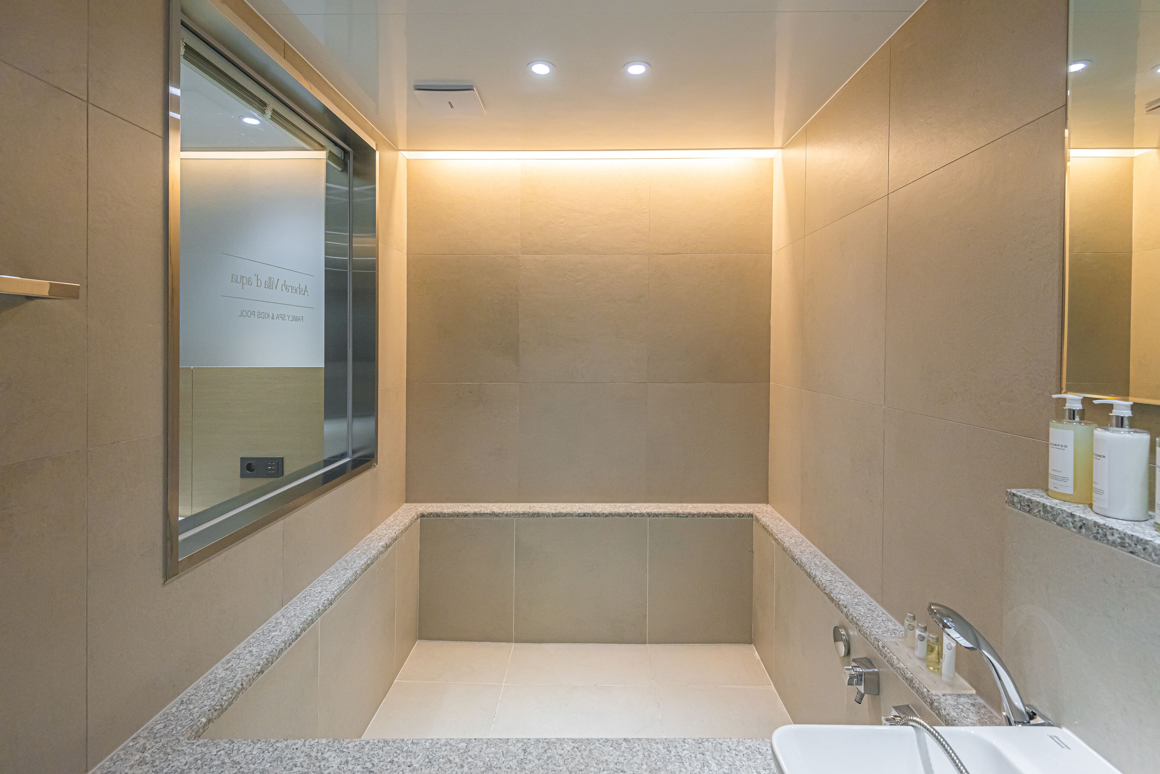 Asherah Villard Aqua Business Hotel