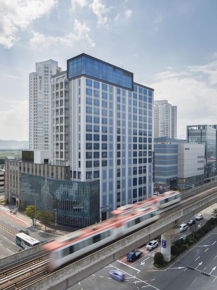 Isquare Hotel