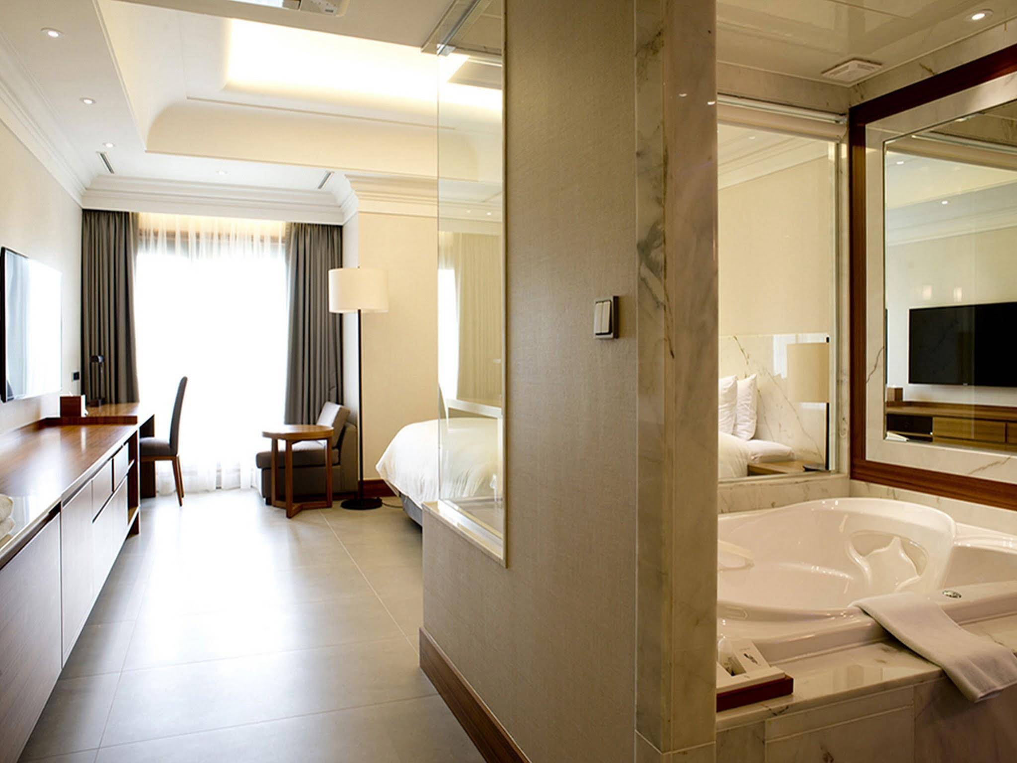 Pine Grove Hotel