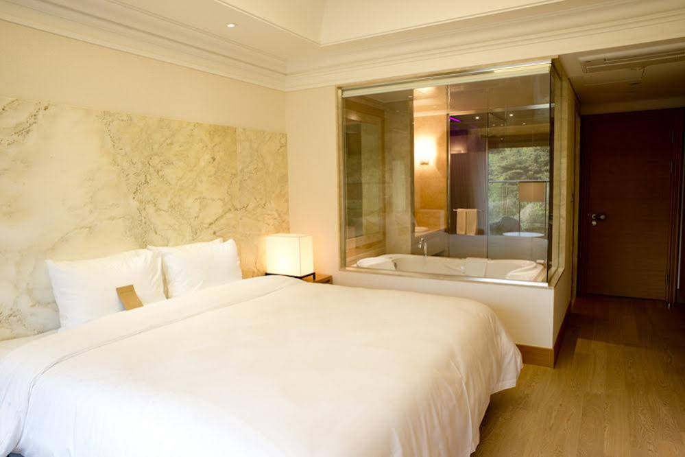 Pine Grove Hotel