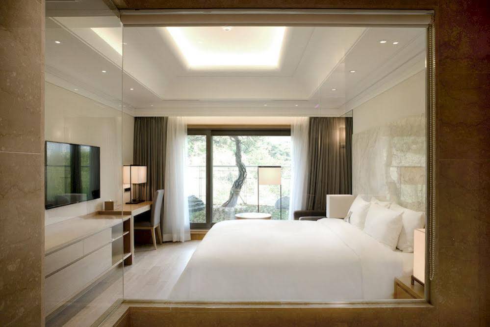 Pine Grove Hotel