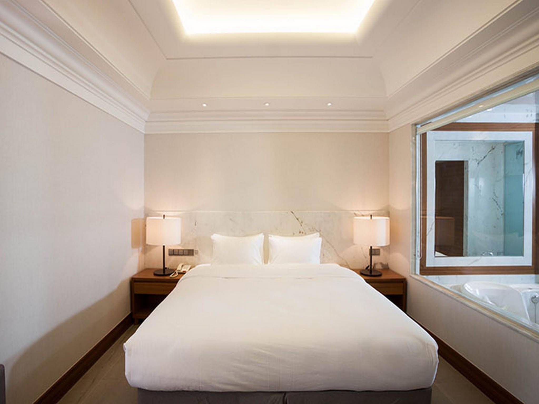 Pine Grove Hotel