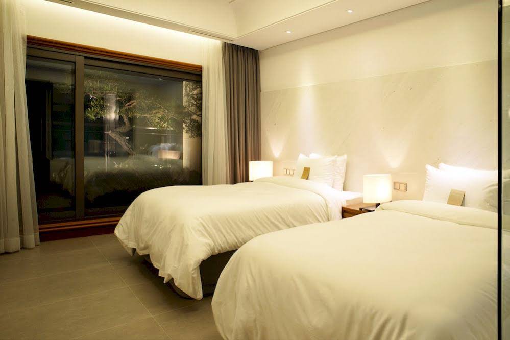 Pine Grove Hotel