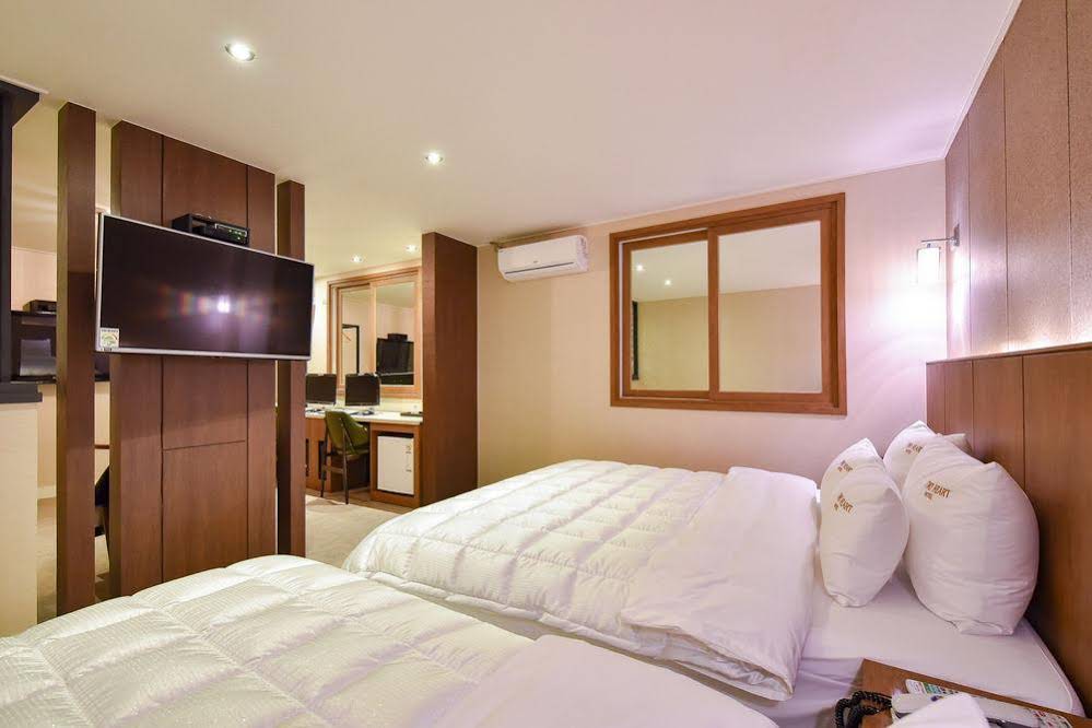 Two Heart Hotel Gimhae Waterpark