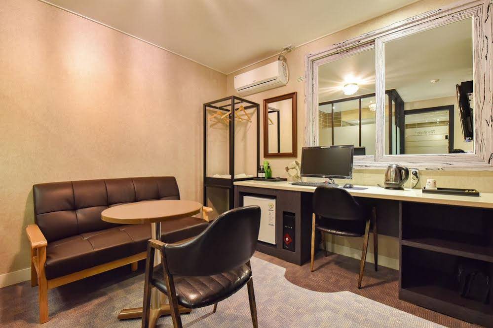 Two Heart Hotel Gimhae Waterpark