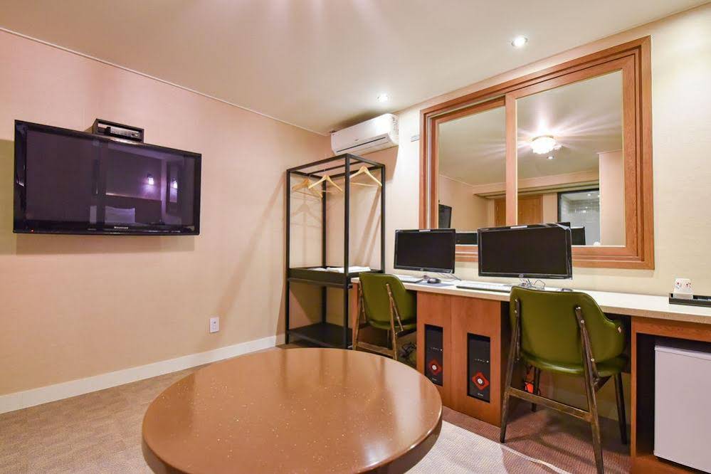 Two Heart Hotel Gimhae Waterpark