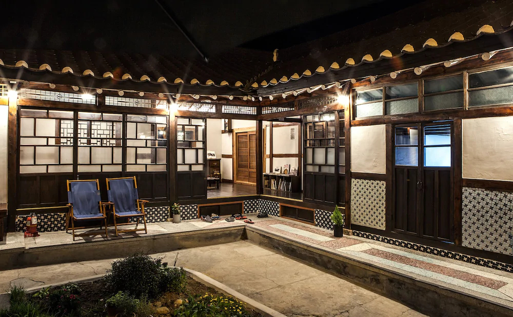 Bonghwangjae Hanok