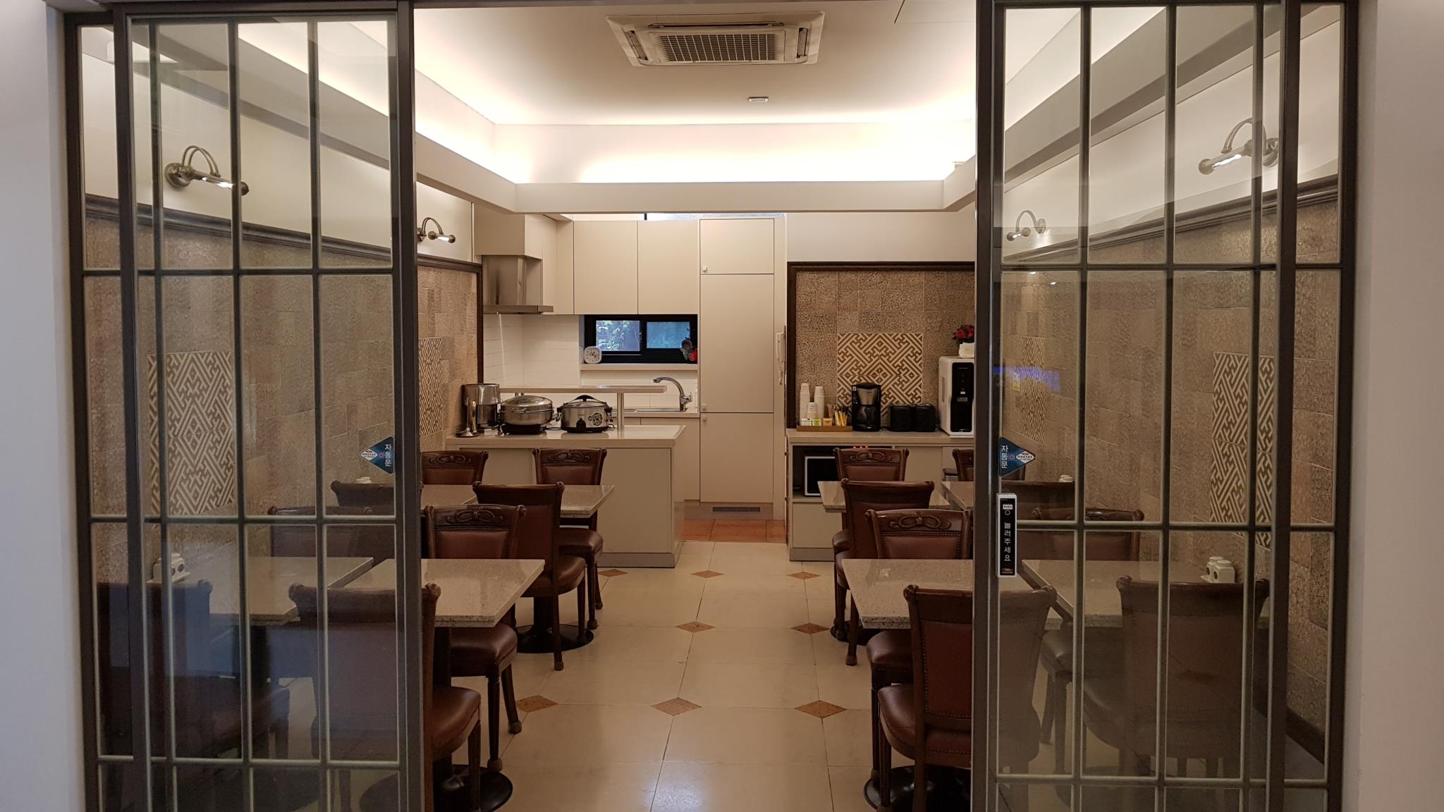 Incheon Airport Queen