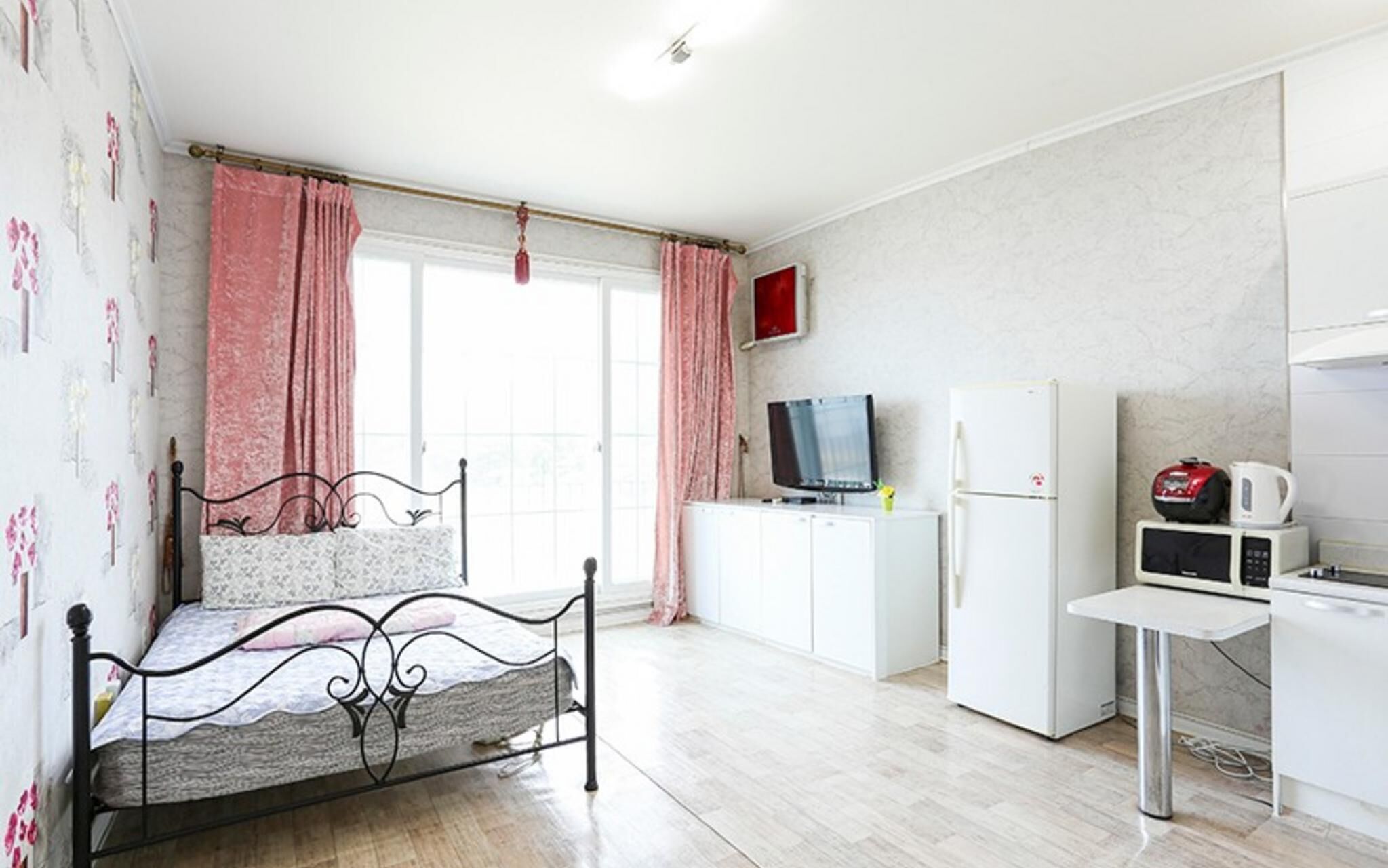 Seokmodo Beach White House Pension