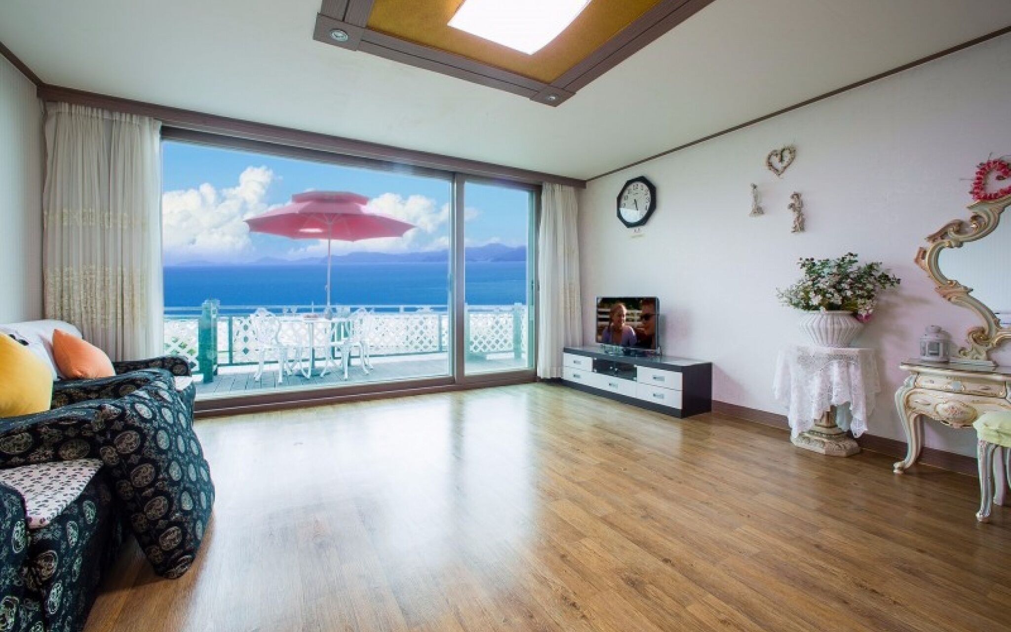 Seokmodo White Wing Pension