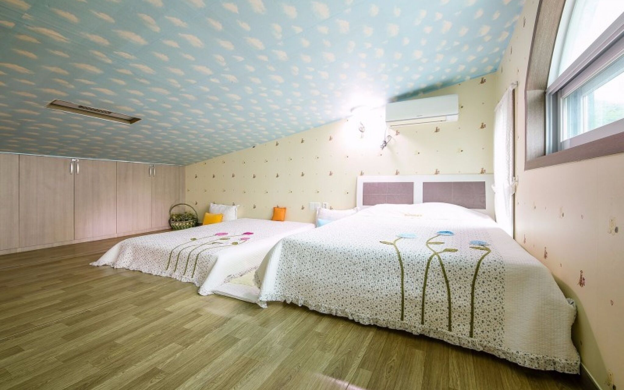 Seokmodo White Wing Pension