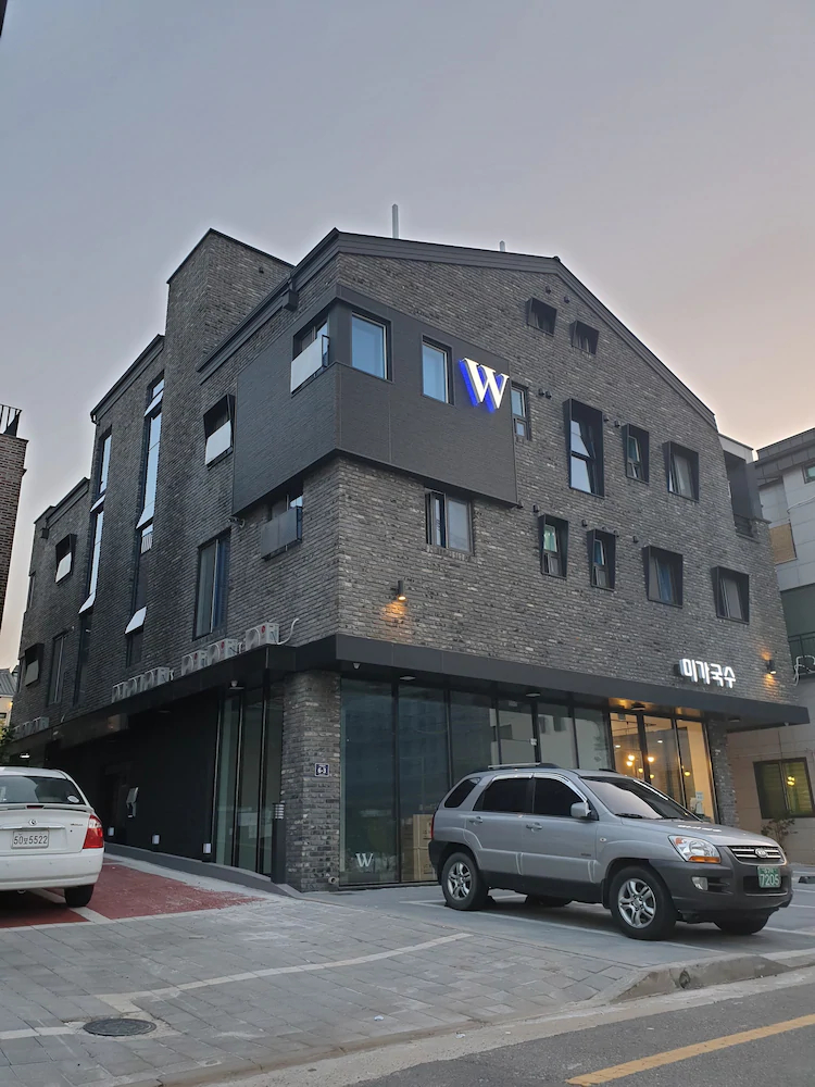 W Premium Airport Guesthouse