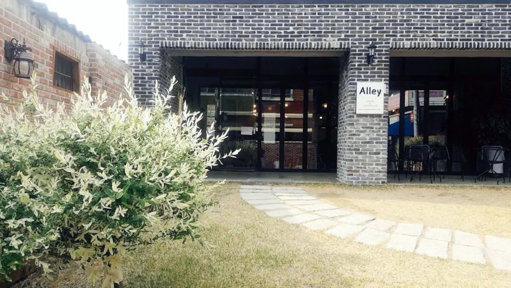 Alley Guesthouse