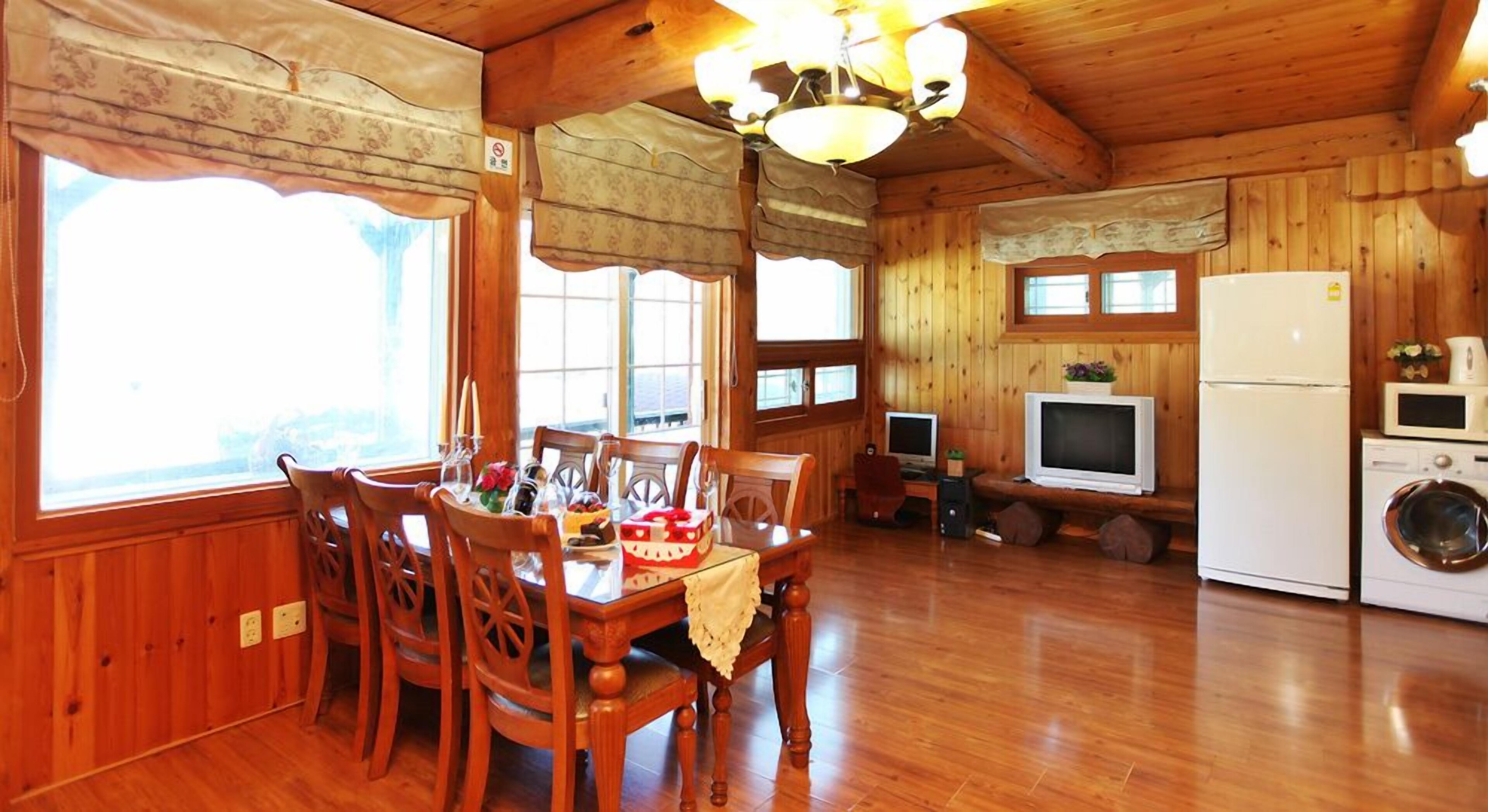 Muju Naos Pension