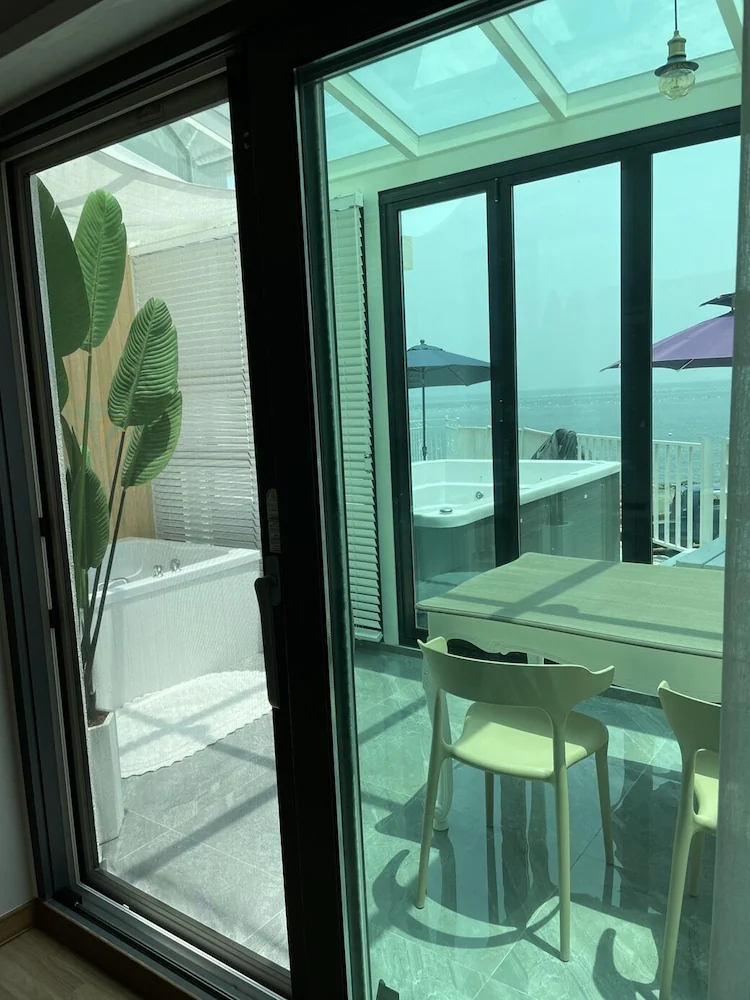 Lim Sea Side Poolvilla Pension