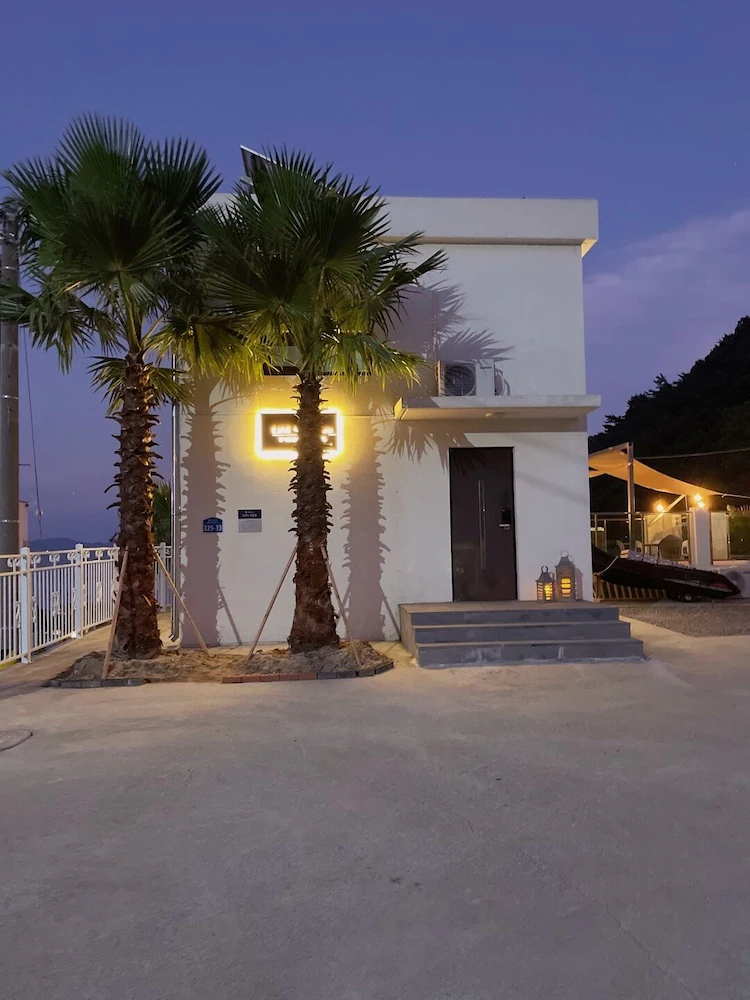 Lim Sea Side Poolvilla Pension