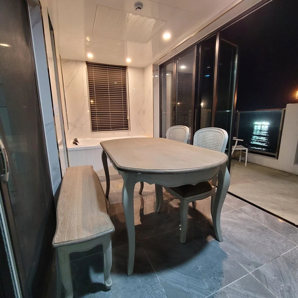 Lim Sea Side Poolvilla Pension