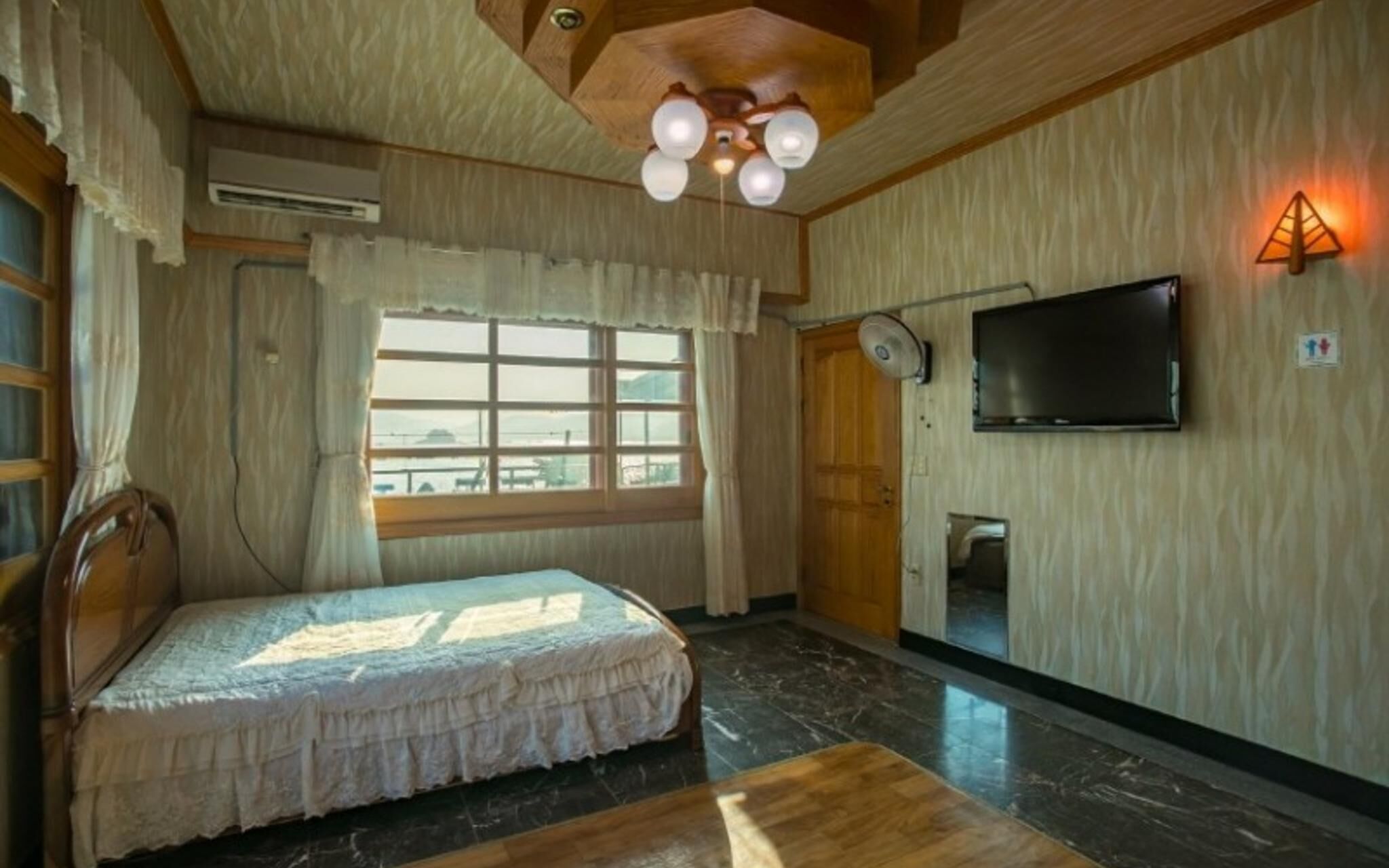 Namhae Badatga Byeoljang Pension