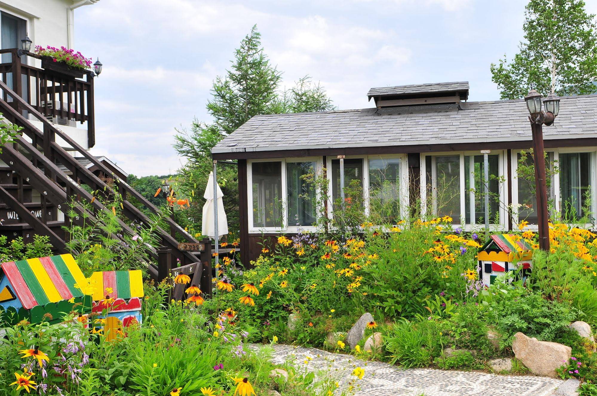 Daegwalnyeonng Wild Floaroma Pension