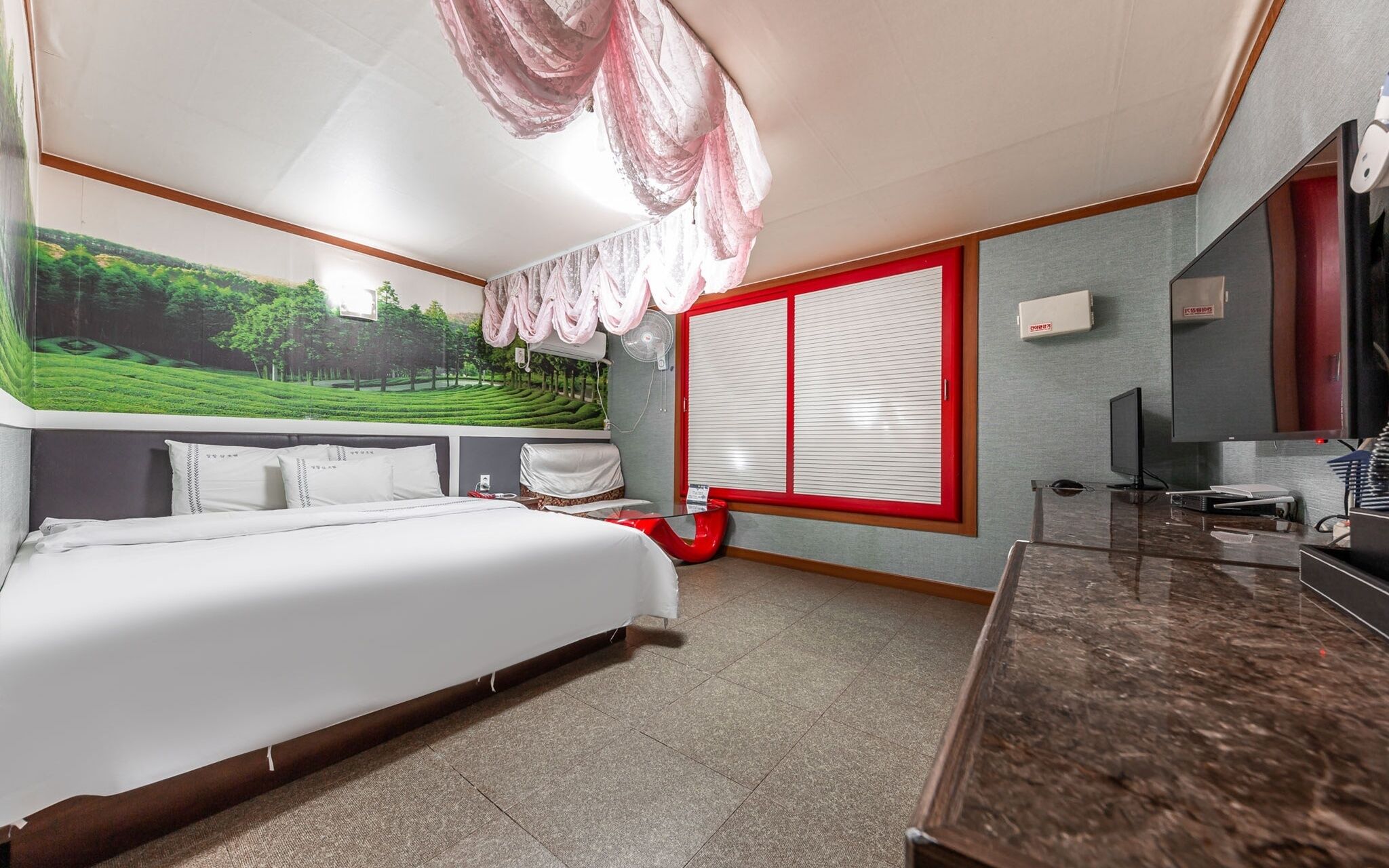 Sharp Motel