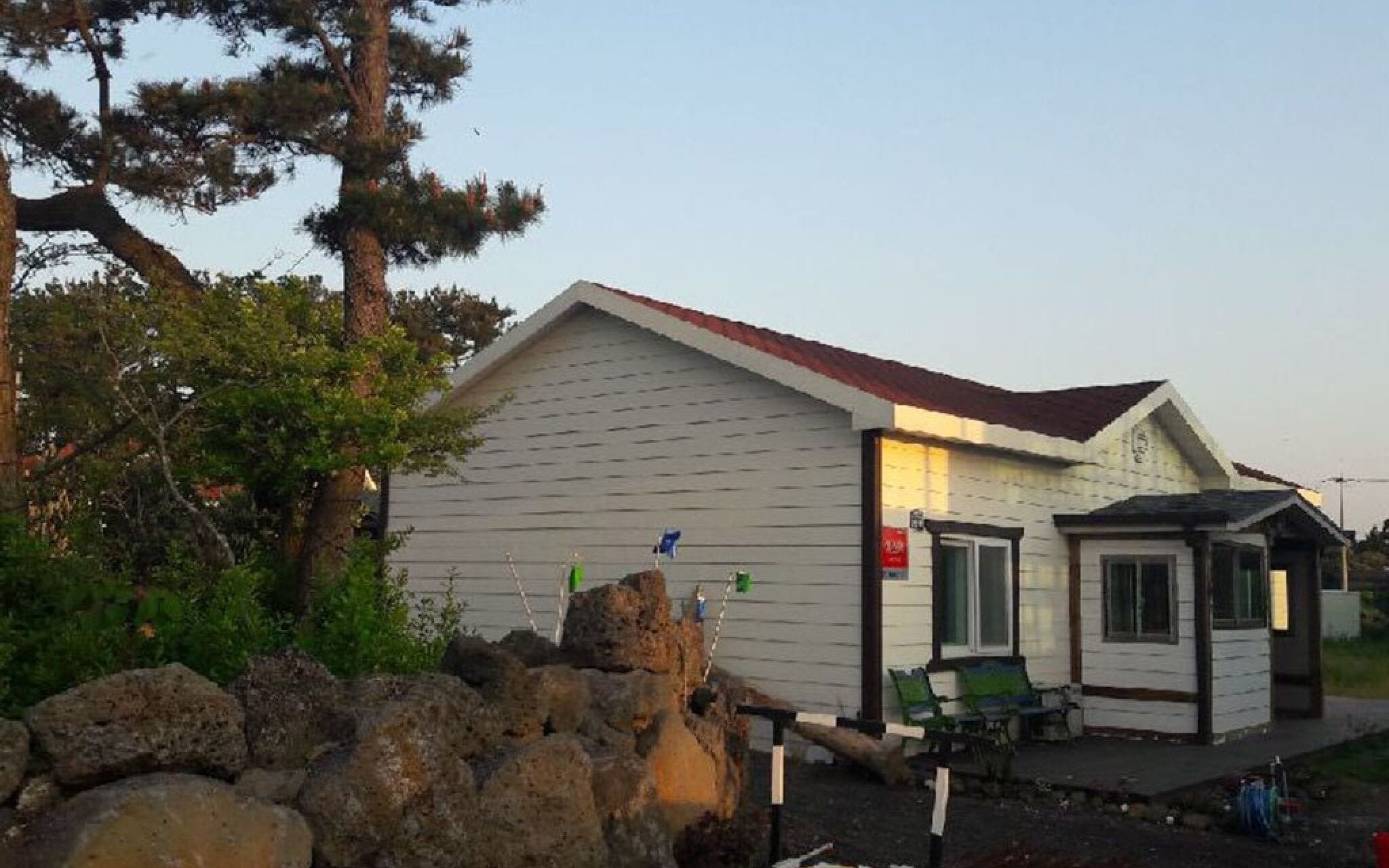 Jeju Beyond Guest House And Book Cafe