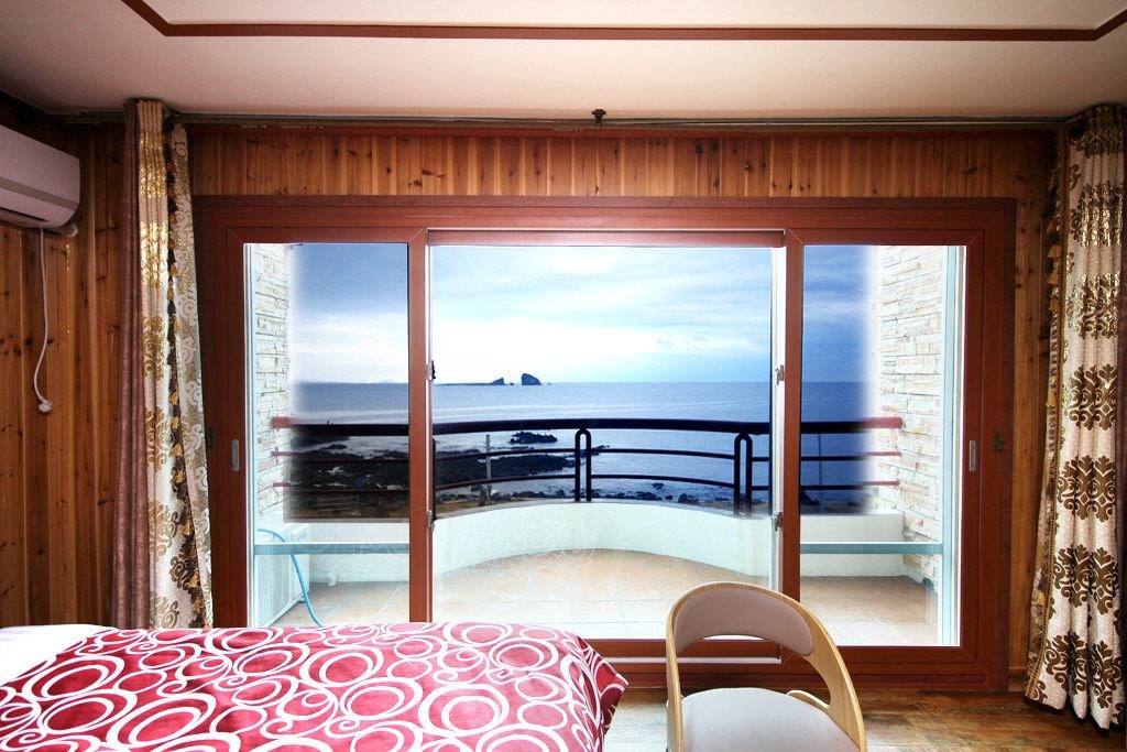 Jeju Kidsgajok Badatgahauseu