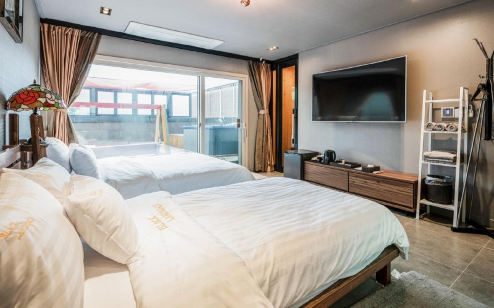 Seogwipo Black Land Lace Spa Pension