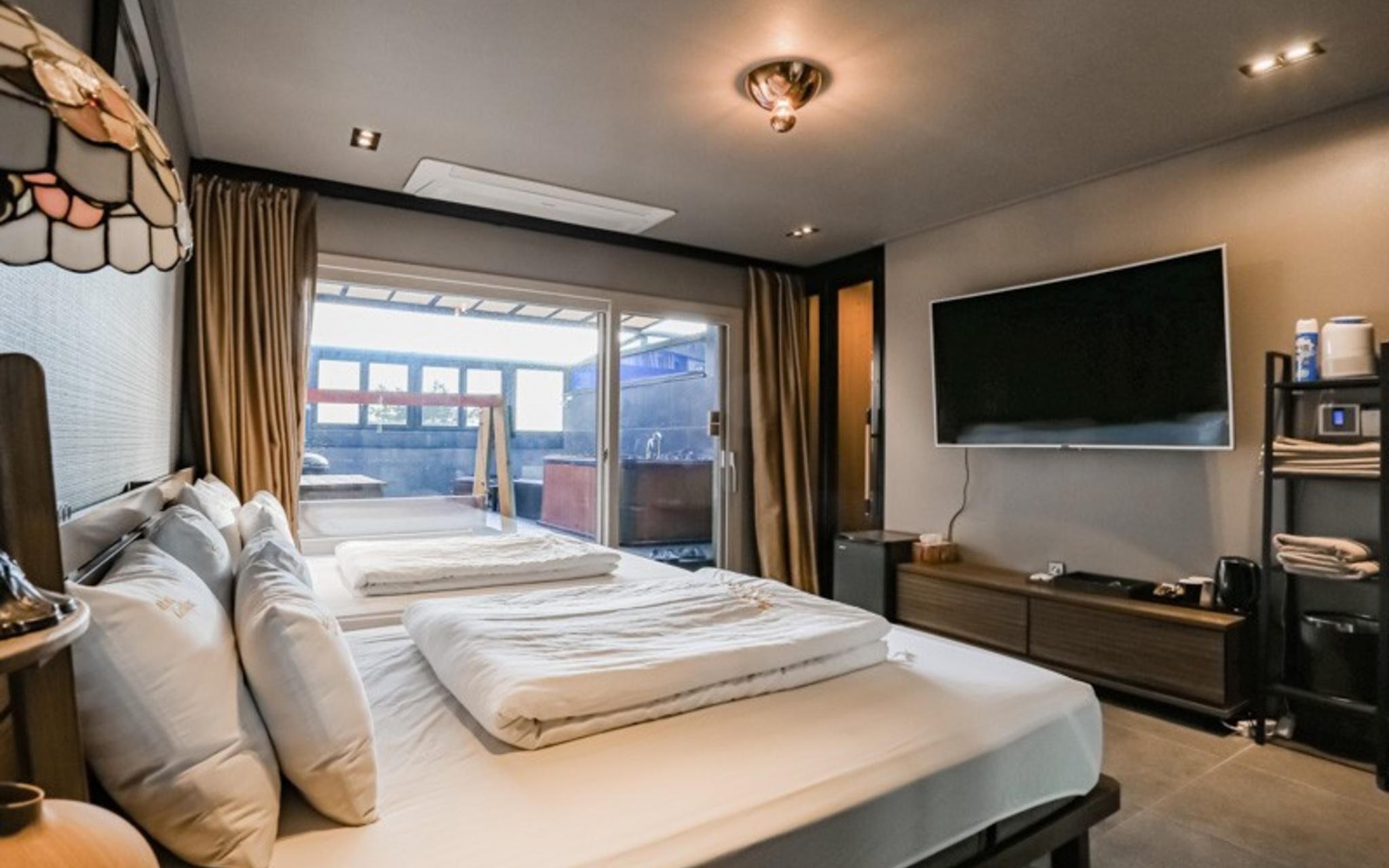 Seogwipo Black Land Lace Spa Pension
