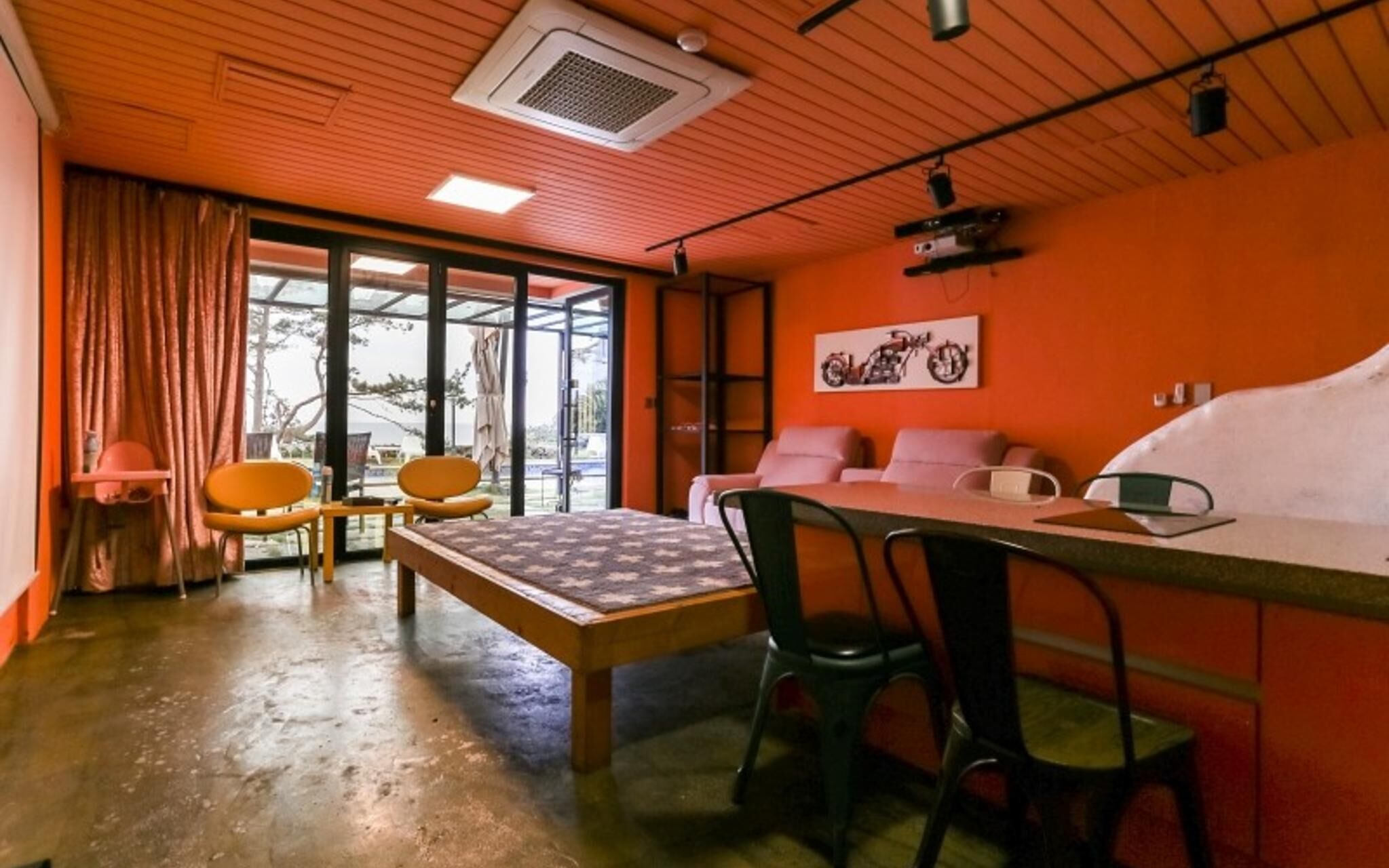 Seogwipo Black Land Lace Spa Pension