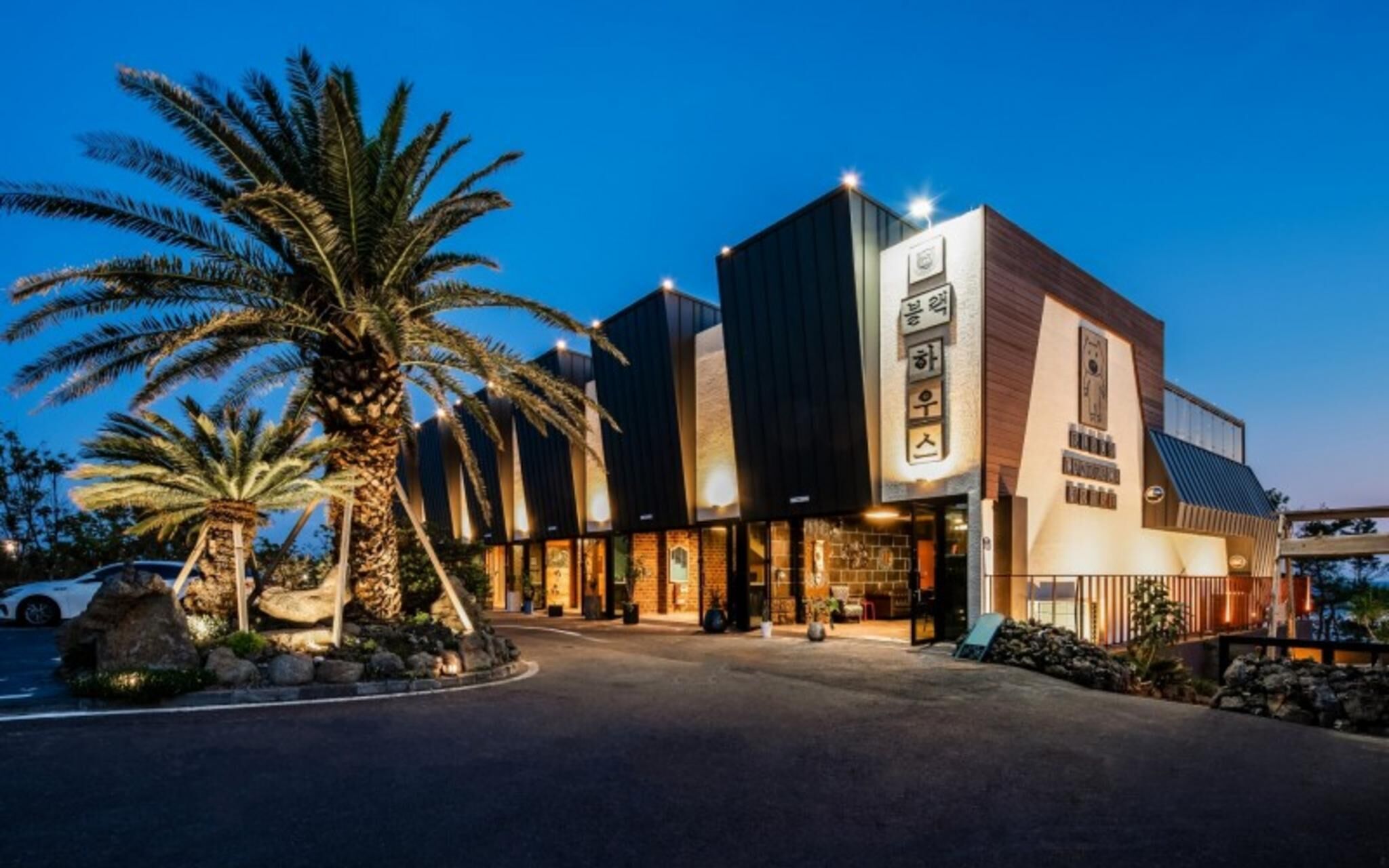 Seogwipo Black Land Lace Spa Pension