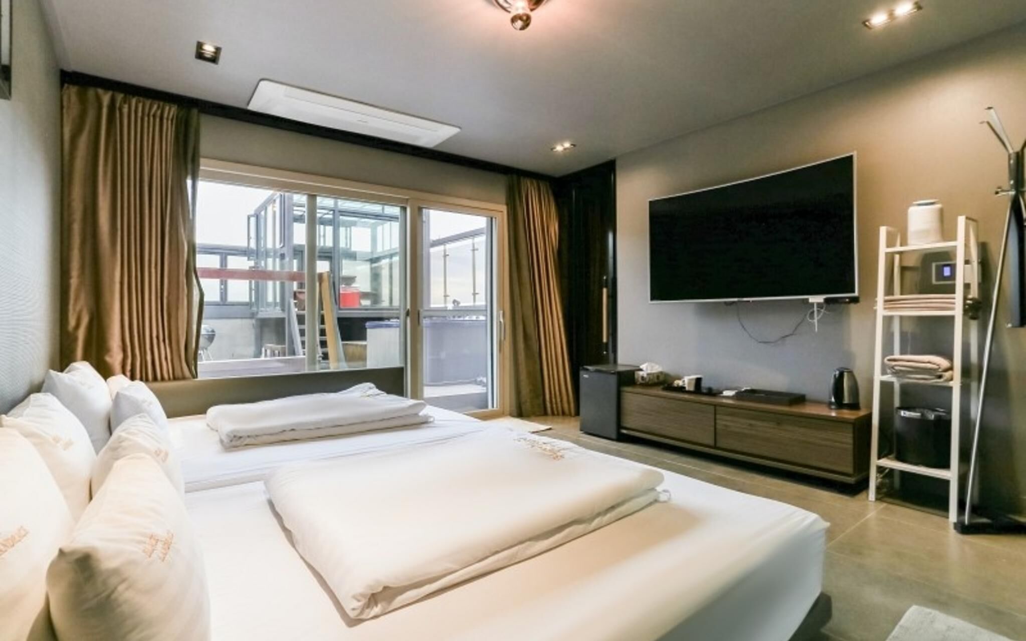 Seogwipo Black Land Lace Spa Pension