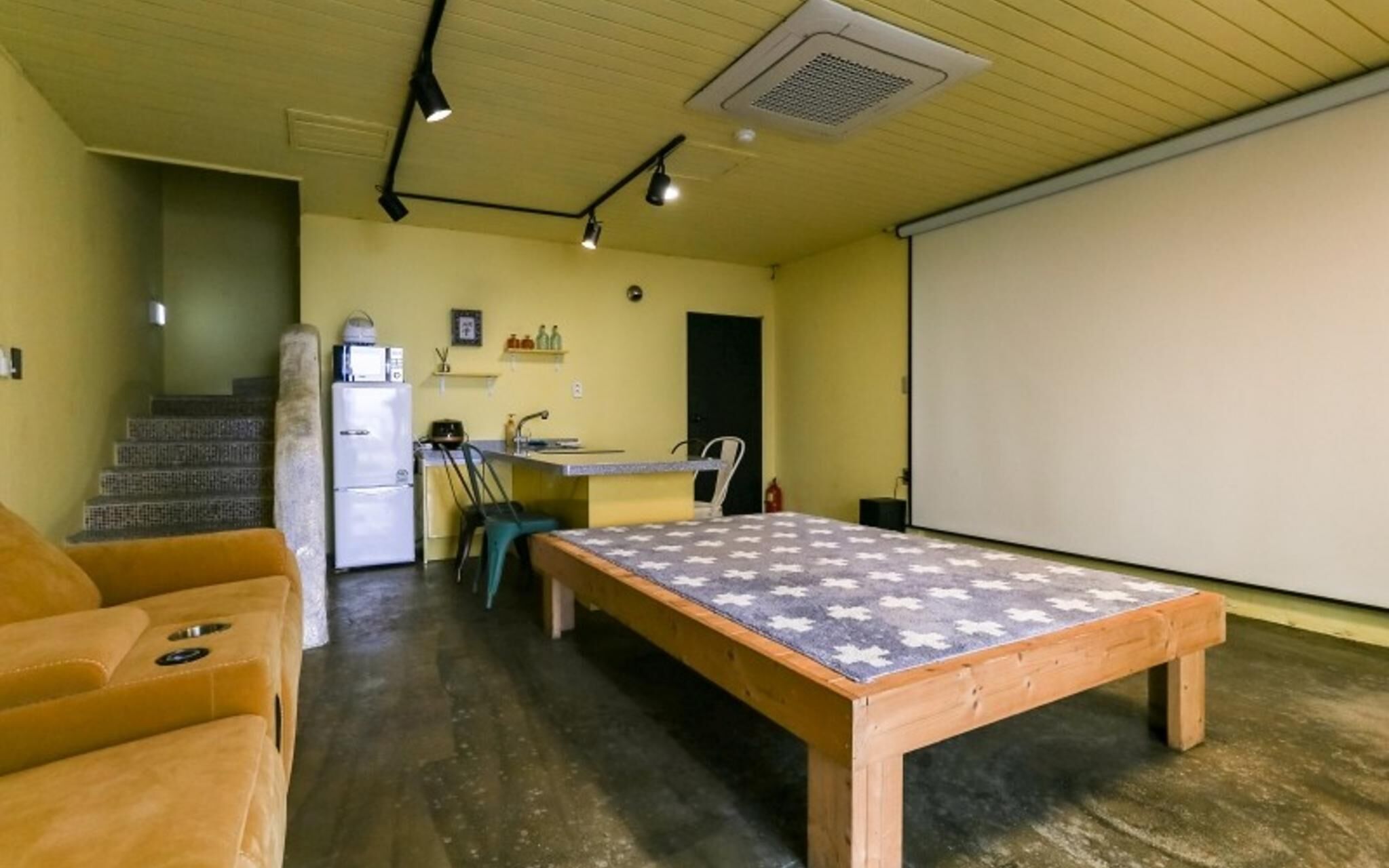 Seogwipo Black Land Lace Spa Pension