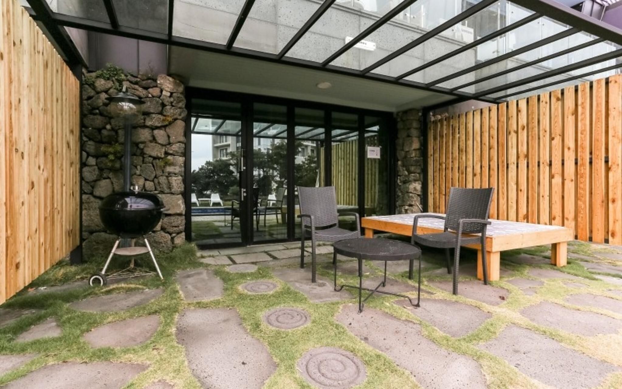 Seogwipo Black Land Lace Spa Pension