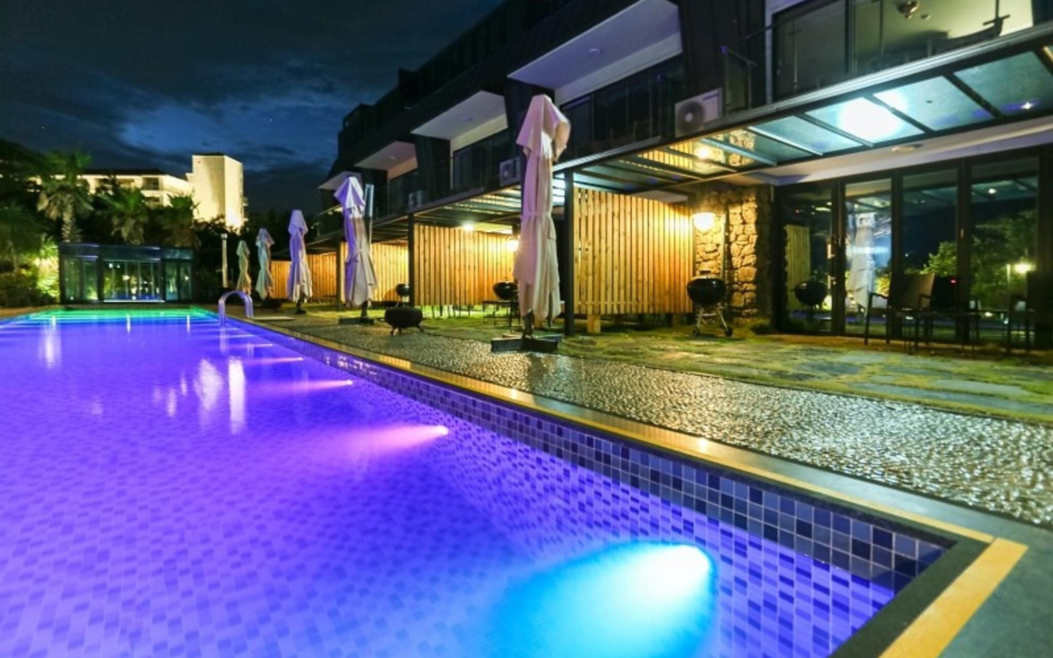 Seogwipo Black Land Lace Spa Pension
