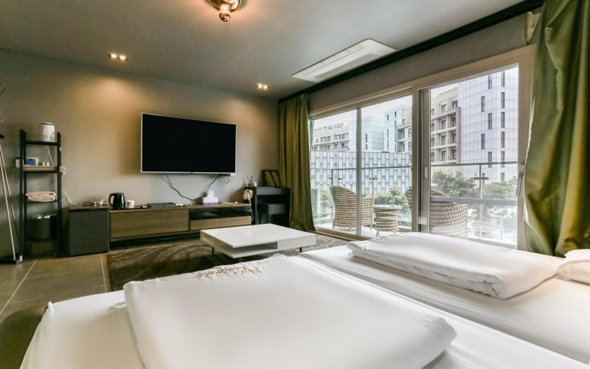 Seogwipo Black Land Lace Spa Pension