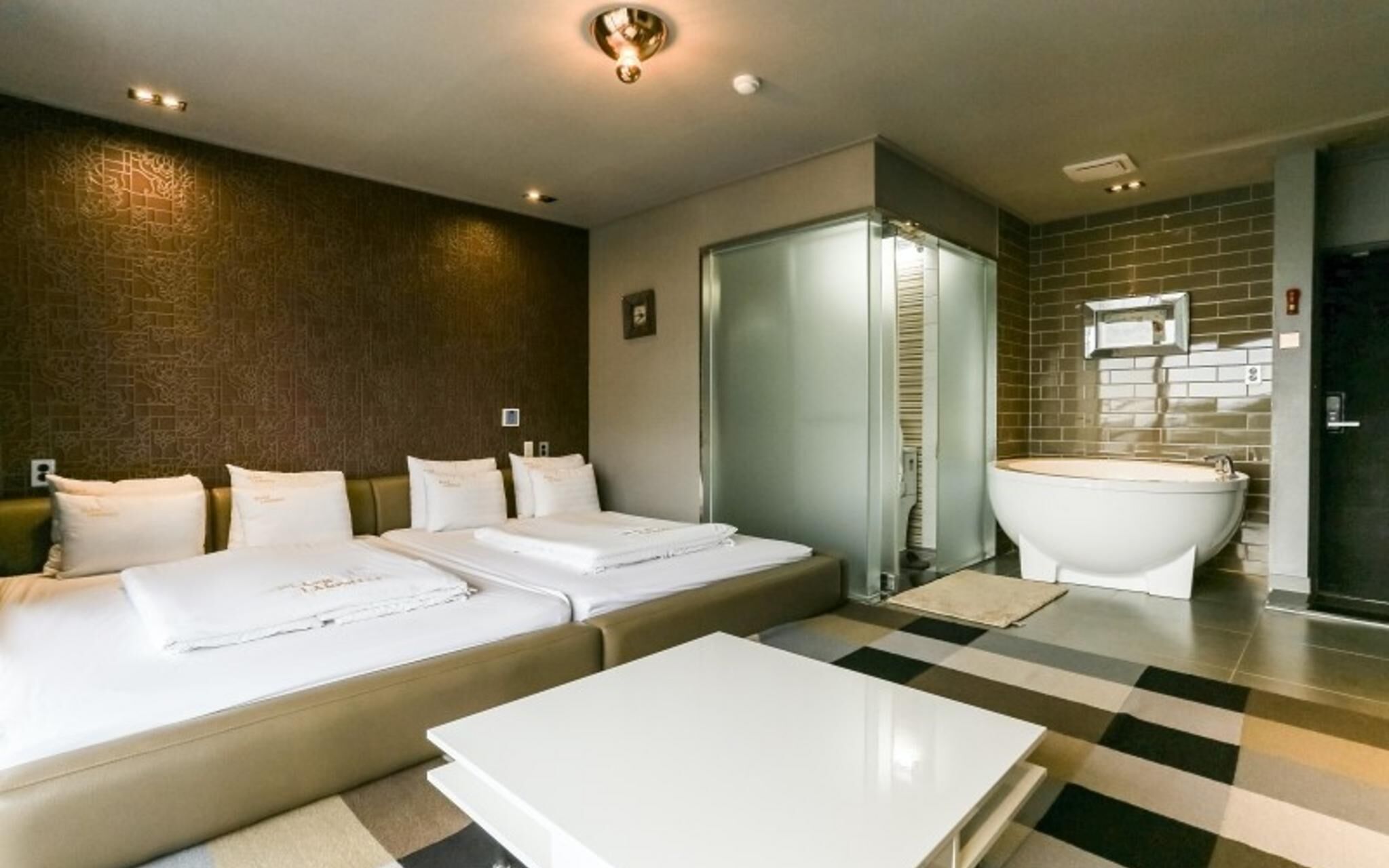 Seogwipo Black Land Lace Spa Pension