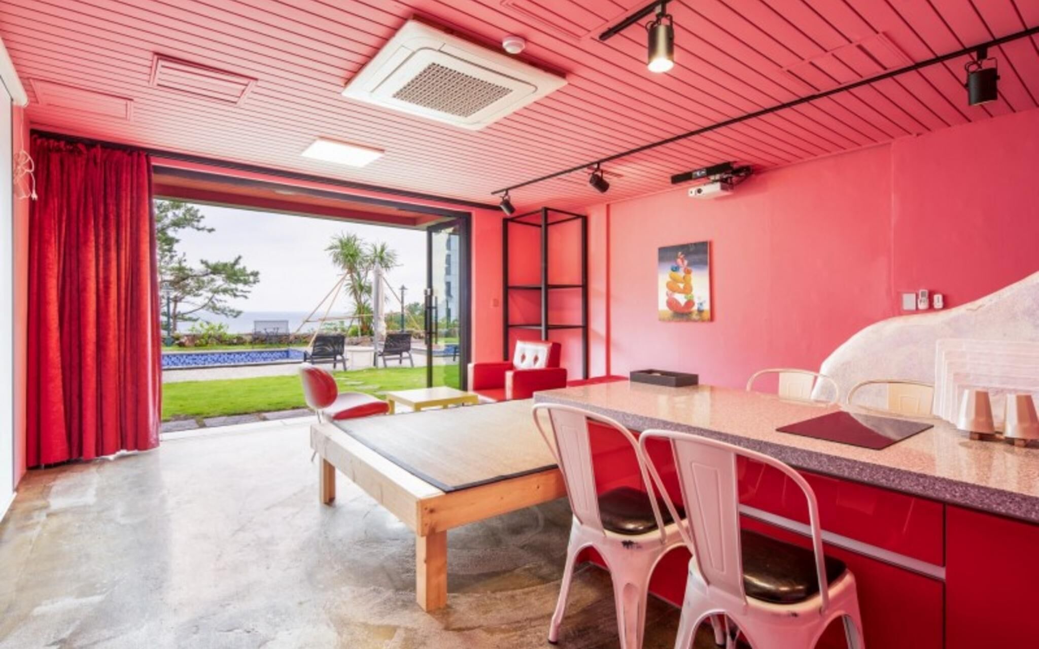 Seogwipo Black Land Lace Spa Pension