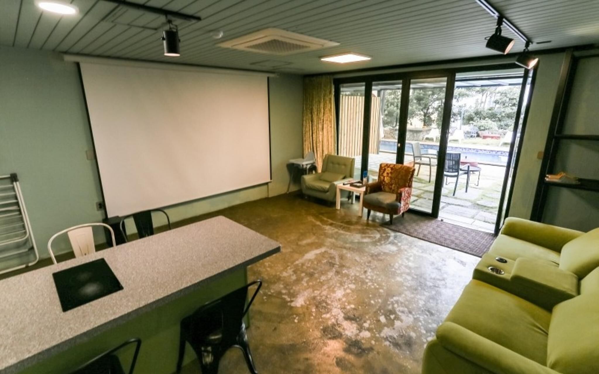 Seogwipo Black Land Lace Spa Pension