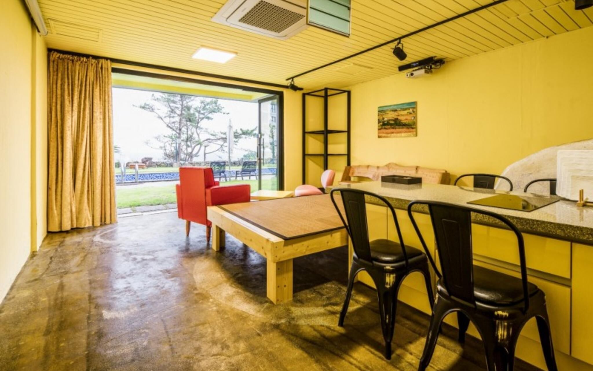 Seogwipo Black Land Lace Spa Pension