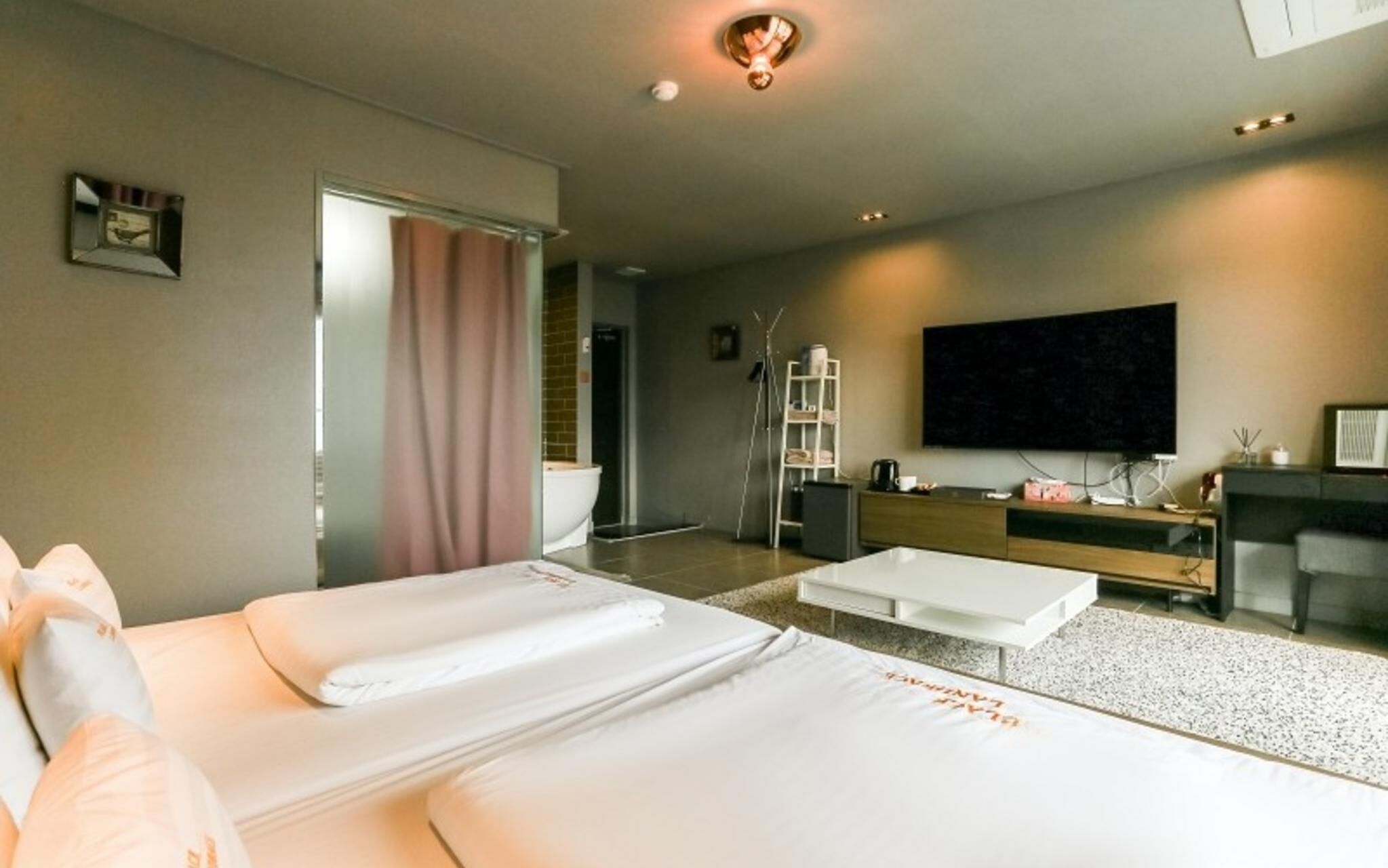 Seogwipo Black Land Lace Spa Pension