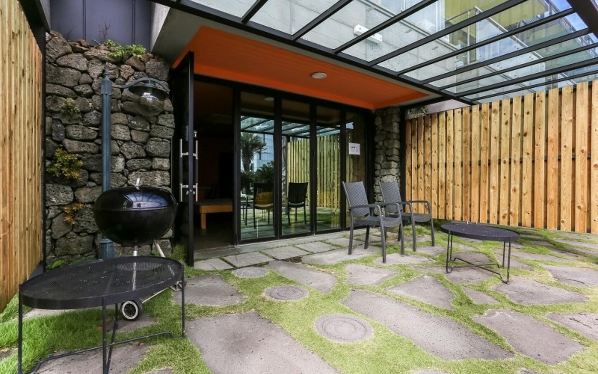 Seogwipo Black Land Lace Spa Pension