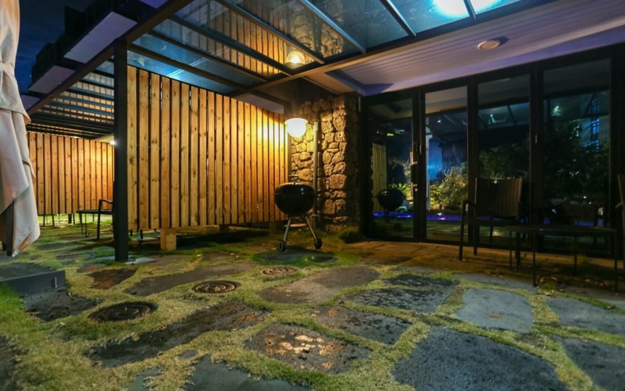 Seogwipo Black Land Lace Spa Pension