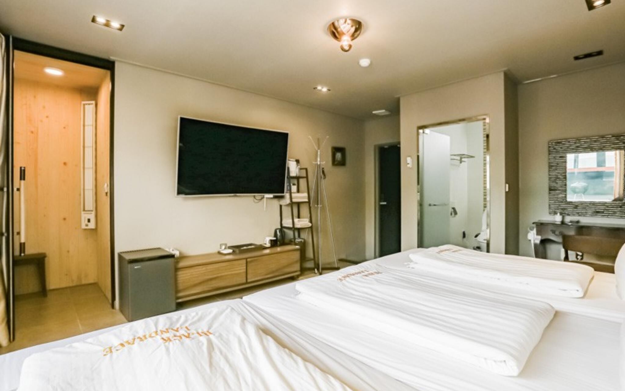 Seogwipo Black Land Lace Spa Pension