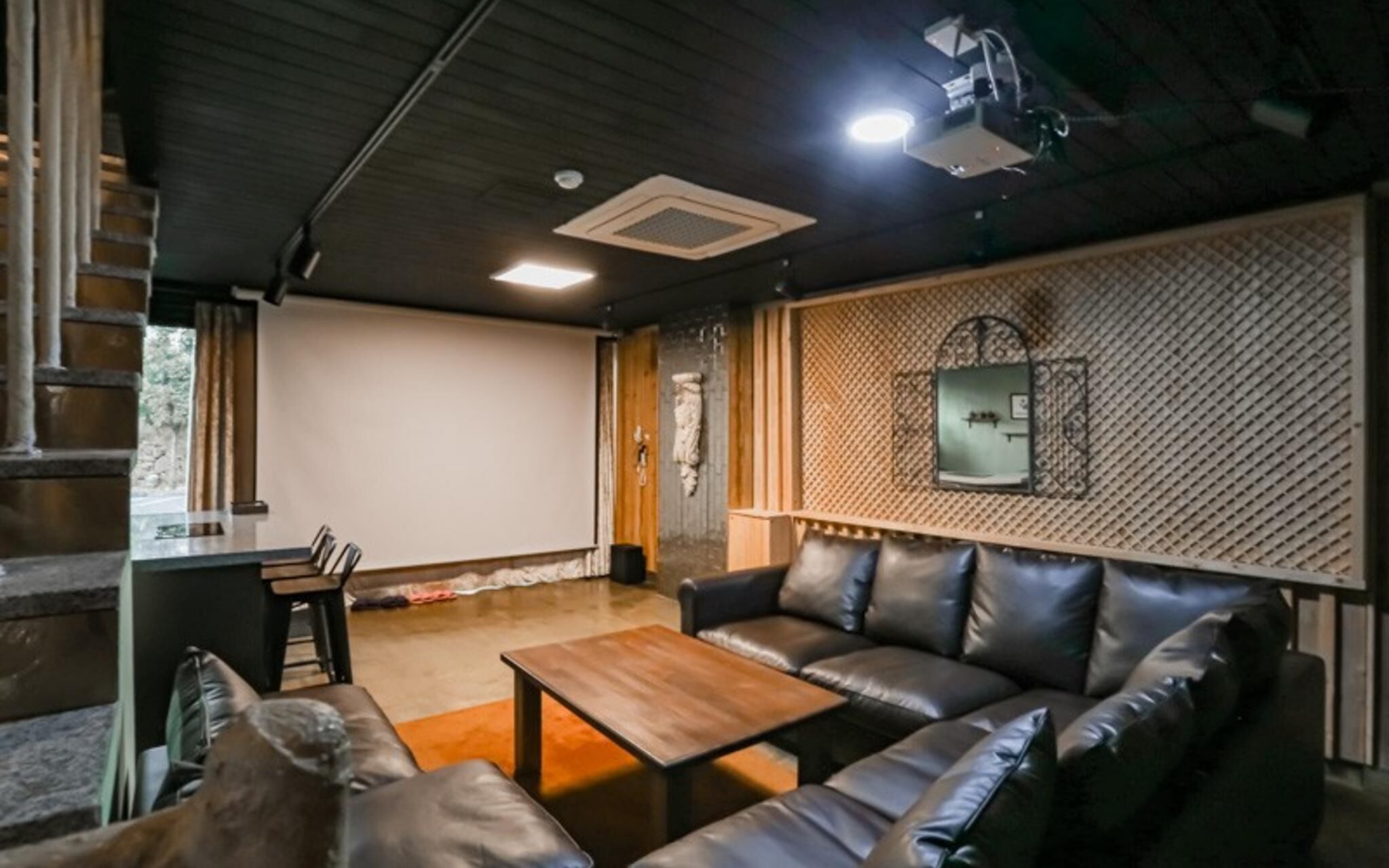 Seogwipo Black Land Lace Spa Pension
