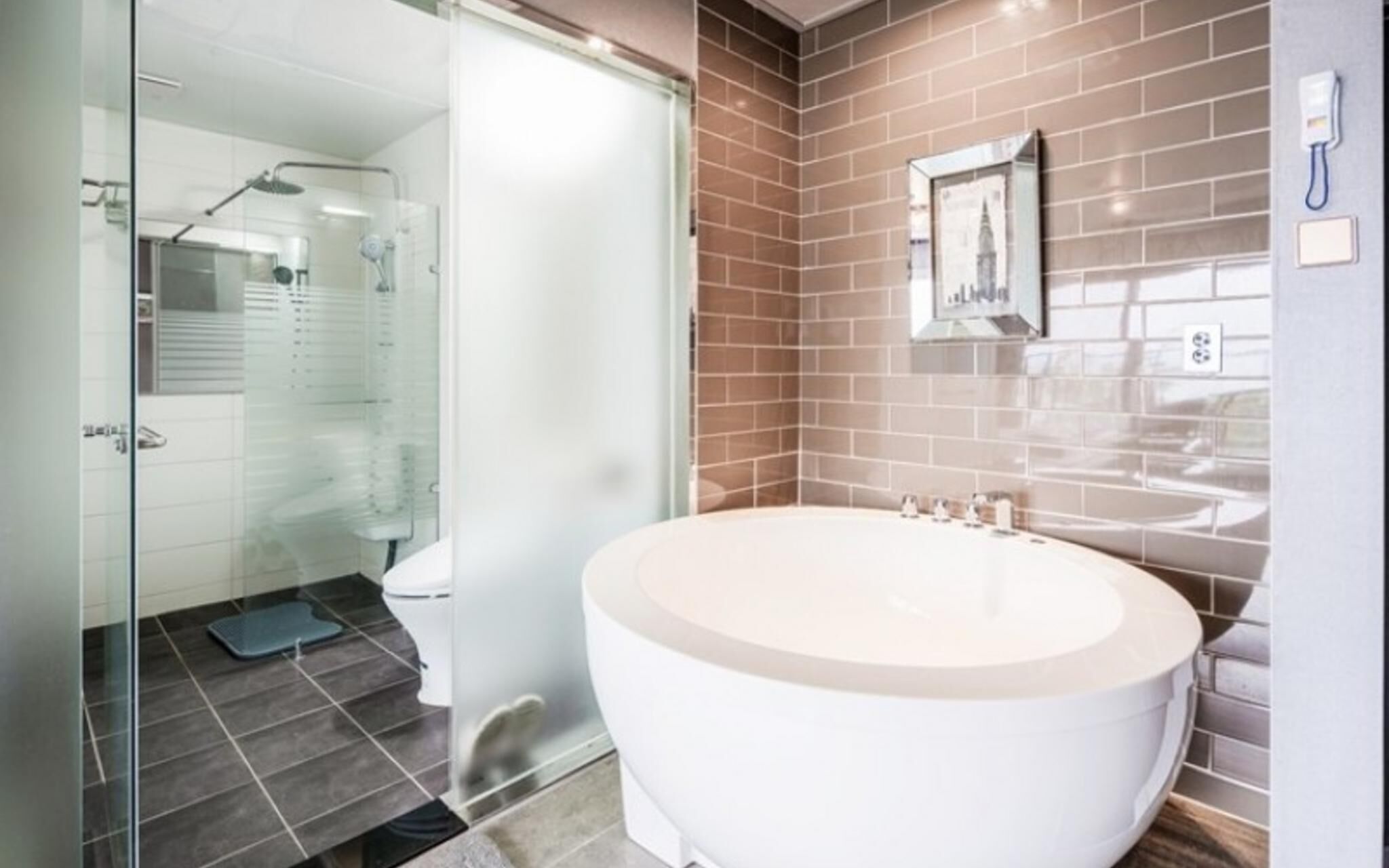 Seogwipo Black Land Lace Spa Pension
