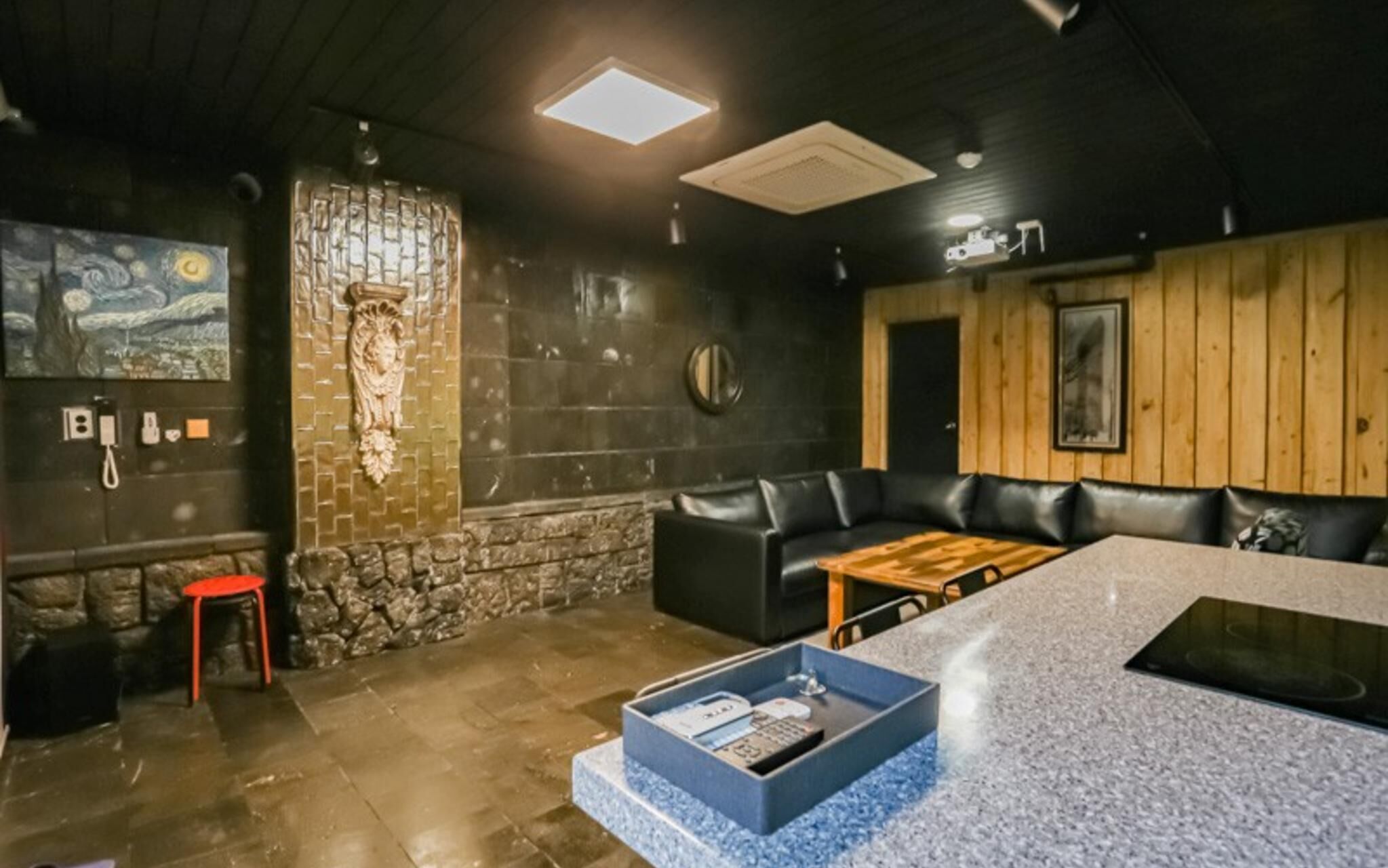 Seogwipo Black Land Lace Spa Pension