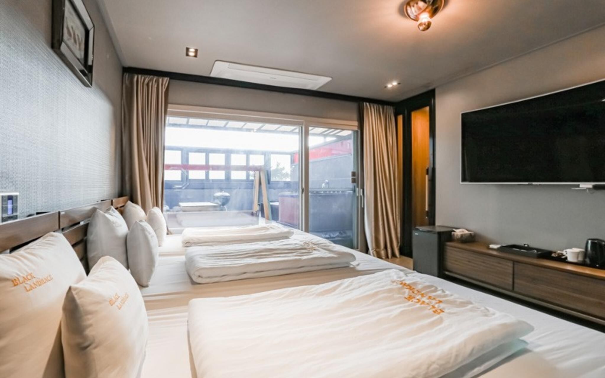 Seogwipo Black Land Lace Spa Pension