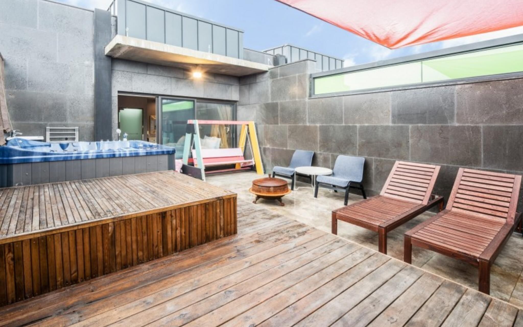 Seogwipo Black Land Lace Spa Pension