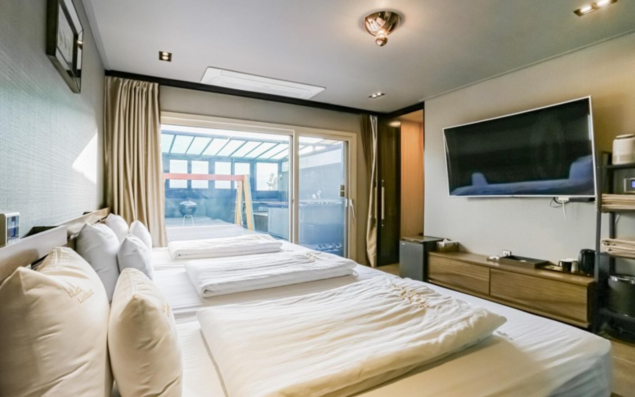 Seogwipo Black Land Lace Spa Pension