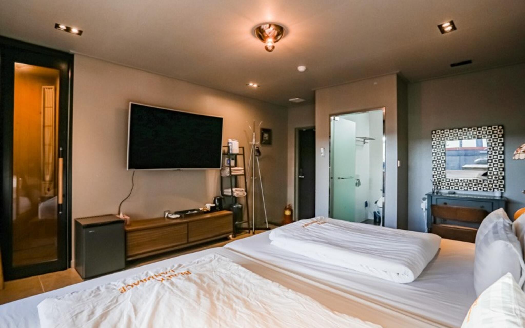 Seogwipo Black Land Lace Spa Pension